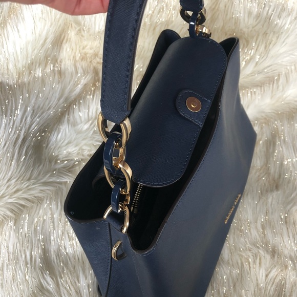 Like New Michael Kors navy handbag - Picture 3 of 11